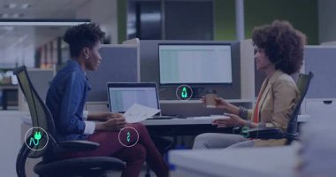 Çalışma arkadaşları masadaki çizelge ve kahve fincanlarını kullanarak sohbet sırasında parlayan teknoloji simgelerini başlatıyorlar. İşbirliği, takım çalışması, yenilik, sürdürülebilirlik, çevre, profesyonel, modern