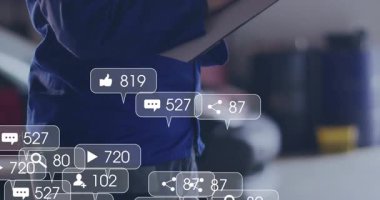 Kadın kalem yetiştiriyor, oto atölyesinde not alıyor. Sosyal ölçümler takip görevinin yanında yükseliyor. Üretim, yenilik, dijital, analitik, iletişim, işbirliği, teknoloji