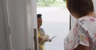 Afro-Amerikan izci kostümlü kızın kadınlara paket teslimatı. Keşif, hobi ve çocukluk konsepti.