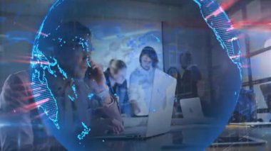 İş profesyonelleri telefon görüşmelerini laptopta yazarak bitirirken ekip de bilgi almak için dünya altı grafikleri inceliyor. Şirket, takım çalışması, teknoloji, veri, yenilik, işbirliği, modern