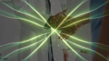 Steteskop uzatan eli olan doktor, elini kaldıran hasta yeşil el sıkışarak güveni arttırıyor. Sağlık, profesyonellik, güven, bağlantı, enerji, iyileştirme, işbirliği