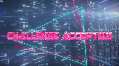 Başlangıçta, pembe 3D 'CHALLENGE Kabul Edildi!' Teknoloji zaferini gösteren neon üçgenlerle dönüyor. Fütürist, teknoloji, dijital, siber, neon, soyut, canlı