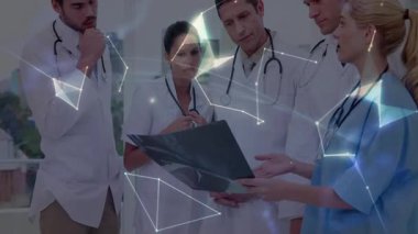 Tıbbi ekip X-ray taramalarına odaklanıyor ve animasyon küre oluşturarak sağlık verilerini birleştiriyor. Sağlık, tanı, işbirliği, yenilik, teknoloji, kentsel, geleceksel