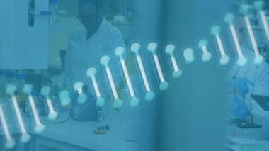 Çerçeveye kayan DNA sarmalı bilim adamının araştırma için pipet ve akran inceleme tüpünü kullanmasına neden oluyor. Genetik, işbirliği, araştırma, biyomedikal, yenilik, laboratuvar, teknoloji