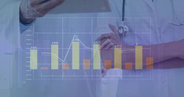 İki doktor tablet aşırıyor ve yükselen tablolara bakıp sağlık ölçümlerini inceliyor. Tıbbi, sağlık, dijital, profesyonel, analitik, modern, işbirliği