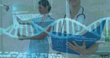 Laboratuvardaki tıp arkadaşları DNA sarmalı veri akışı yaparken genetik analiz sıvısı pipetlemeye başladılar. Bilim adamları, araştırma, laboratuvar, biyoteknoloji, yenilik, keşif, otomasyon