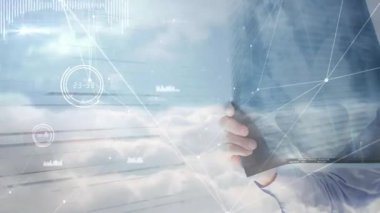 Röntgen filmlerini kavrayıp doktor için kaldırıyorum. Animasyon simgeleriyle teşhis filmlerini inceliyorum. Tıbbi, teknoloji, yenilik, tanı, sağlık, fütürizm, analiz