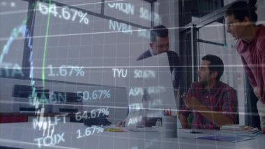 Masada el yerleştirme üzerine ortaya çıkan animasyon finansal grafikleri yorumlayan üç işçi. İşbirliği, veri analizi, iş, teknoloji, finans, takım çalışması, modern