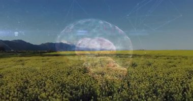 Sarı alanda, dönen beyin hologramının dağlara giden yolu haritaladığını gösteriyor. Teknoloji, yenilik, fütürizm, manzara, doğa, veri, bağlantı