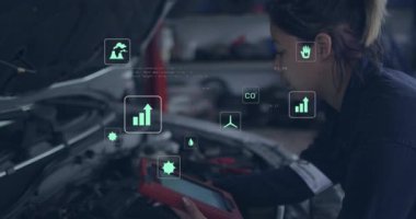 Otomatik teknisyen tableti alıyor, teşhis portunu bağlıyor ve karbondioksit ve motor çizelgelerini izliyor. Mekanik, yenilik, teknoloji, mühendislik, tanı, bakım, modern