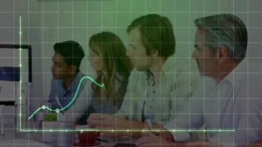 İş toplantısında oturan ekip, uzaktan arama sırasında yeşil hattın saydam şebekeye tırmanmasını izliyor. İşbirliği, analitik, takım çalışması, dijital, modern, iletişim, üretkenlik