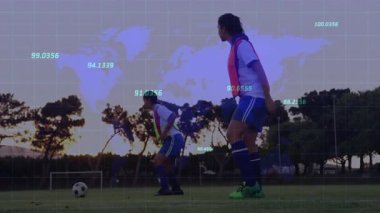 Koç, futbol antrenmanına dijital kaplama, sarı top sürme, turuncu top yakalama ile başlıyor. Atletik, takım çalışması, spor, rekabet, fitness, aktif, stratejik