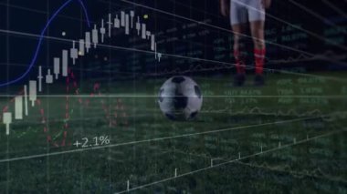 Erkek futbolcu sahada kayıyor, hareketli finansal tablolar piyasa zirvesine yükseliyor, topa vuruyor. Atletizm, spor, rekabet, dinamik, hareket, teknoloji, finans
