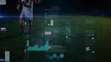 Erkek futbolcu ışık altında top oynarken yüzen paneller analitik olarak ortaya çıkıyor. Sporcu, spor, performans, eğitim, veri görselleştirme, biyomekanik, yenilik