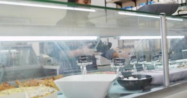 Garsonun buzdolabından yemek aldığı animasyon. Kahve ve fil dükkanı, küçük bağımsız işler yürütüyor..