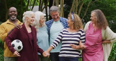 Mutlu kadın ve erkek arkadaşlarla dolu bir animasyon. Bahçede, top tutuyorlar, poz veriyorlar. Emeklilik yaşam tarzı, arkadaşlarla kaliteli zaman geçirme.