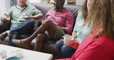 Evde kahve içen mutlu kadın ve erkek kıdemli arkadaş animasyonu. Emeklilik yaşam tarzı, arkadaşlarla kaliteli zaman geçirme.