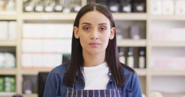 Kahve dükkanında duran mutlu garsonun animasyonu. Kahve ve fil dükkanı, küçük bağımsız işler yürütüyor..