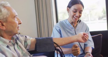 Kafkasyalı yaşlı adama baskı yapan mutlu kadın doktor animasyonu. Yaşlılar sağlığı ve huzurevi konsepti dijital olarak oluşturulmuş video.