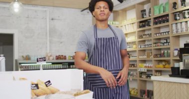 Kahve dükkanındaki mutlu garsonun animasyonu. Kahve ve fil dükkanı, küçük bağımsız işler yürütüyor..