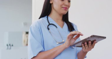 Kameraya bakan mutlu kadın doktor animasyonu. sağlık ve tıp mesleği kavramı dijital olarak üretilen video.