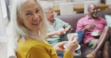 Evde kahve içen mutlu kadın ve erkek kıdemli arkadaş animasyonu. Emeklilik yaşam tarzı, arkadaşlarla kaliteli zaman geçirme.