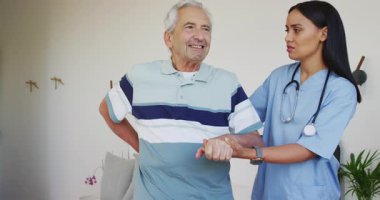 İyileşme sürecinde kadın doktor ve beyaz adamın animasyonu. Yaşlılar sağlığı ve huzurevi konsepti dijital olarak oluşturulmuş video.