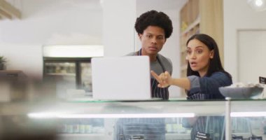 Kafede dizüstü bilgisayar kullanan kadın ve erkek garsonların animasyonu. Kahve ve fil dükkanı, küçük bağımsız işler yürütüyor..