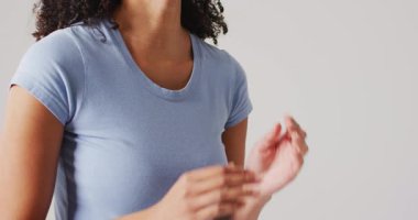 Beyaz arka planda boynuna dokunan kadının videosu. küresel tıp ve sağlık konsepti.