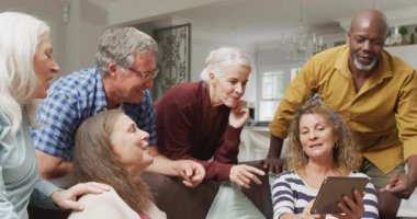 Evde tablet kullanan mutlu kadın ve erkek kıdemli arkadaşların animasyonu. emeklilik yaşam tarzı, arkadaşlarla ve teknolojiyle kaliteli zaman geçirme.