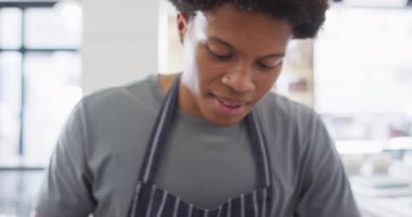 Et doğrama makinesi kullanan mutlu garsonun animasyonu. Kahve ve fil dükkanı, küçük bağımsız işler yürütüyor..