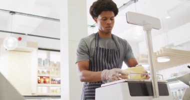 Peynir tartmaya odaklanmış garsonun animasyonu. Kahve ve fil dükkanı, küçük bağımsız işler yürütüyor..