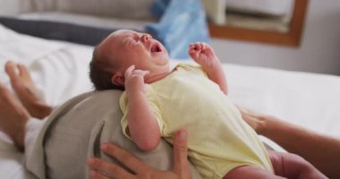 Annesinin kucağına aldığı ve ağladığı yeni doğan bebeğin videosu. annelik, ebeveyn sevgisi ve yeni doğan bebek konseptiyle ilgilenmek dijital olarak üretilmiş video.