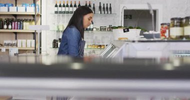 Garsonun buzdolabından yemek aldığı animasyon. Kahve ve fil dükkanı, küçük bağımsız işler yürütüyor..