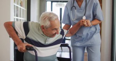 Kafkas kıdemli adamla ilgilenen mutlu kadın doktorun animasyonu. Yaşlılar sağlığı ve huzurevi konsepti dijital olarak oluşturulmuş video.