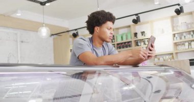 Kahve dükkanında tablet kullanan mutlu garsonun animasyonu. Kahve ve fil dükkanı, küçük bağımsız işler yürütüyor..