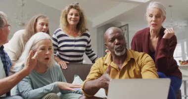 Dizüstü bilgisayarında video görüşmesi yapan mutlu kadın ve erkek kıdemli arkadaş animasyonu. emeklilik yaşam tarzı, arkadaşlarla ve teknolojiyle kaliteli zaman geçirme.