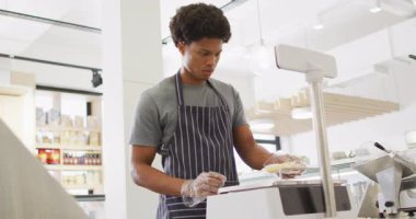 Peynir tartmaya odaklanmış garsonun animasyonu. Kahve ve fil dükkanı, küçük bağımsız işler yürütüyor..