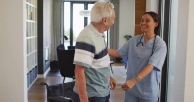 Kafkas kıdemli adamla ilgilenen mutlu kadın doktorun animasyonu. Yaşlılar sağlığı ve huzurevi konsepti dijital olarak oluşturulmuş video.