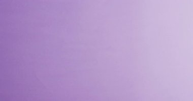 Mor arka planda mor kurdele tutan beyaz bir kadının elleri. tıp, sağlık, kanser farkındalığı konsepti dijital olarak üretilen video.