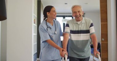 Kafkas kıdemli adamla ilgilenen mutlu kadın doktorun animasyonu. Yaşlılar sağlığı ve huzurevi konsepti dijital olarak oluşturulmuş video.