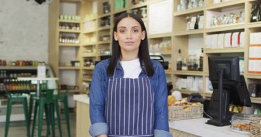 Kahve dükkanında duran mutlu garsonun animasyonu. Kahve ve fil dükkanı, küçük bağımsız işler yürütüyor..