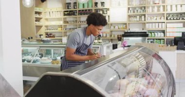 Kahve dükkanında tablet kullanan odaklanmış garson animasyonu. Kahve ve fil dükkanı, küçük bağımsız işler yürütüyor..