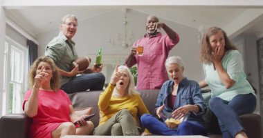 Televizyonda Amerikan futbolu maçı izlerken farklı kıdemli arkadaşların tezahürat yapmasının animasyonu. Emeklilik yaşam tarzı, arkadaşlarla kaliteli zaman geçirme.