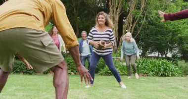 Bahçede Amerikan futbolu oynayan mutlu kadın ve erkek son sınıf arkadaşlarının animasyonu. Emeklilik yaşam tarzı, arkadaşlarla kaliteli zaman geçirme.