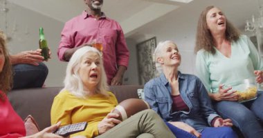 Televizyonda Amerikan futbolu maçı izlerken farklı kıdemli arkadaşların tezahürat yapmasının animasyonu. Emeklilik yaşam tarzı, arkadaşlarla kaliteli zaman geçirme.