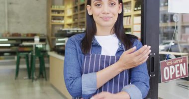 Kahve dükkanındaki mutlu garsonun animasyonu. Kahve ve fil dükkanı, küçük bağımsız işler yürütüyor..
