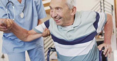 Kafkas kıdemli adamla ilgilenen mutlu kadın doktorun animasyonu. Yaşlılar sağlığı ve huzurevi konsepti dijital olarak oluşturulmuş video.