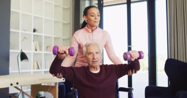 Kafkas kıdemli bir adamla egzersiz yapan mutlu kadın fizyoterapistin videosu. Yaşlılar sağlığı ve huzurevi konsepti dijital olarak oluşturulmuş video.