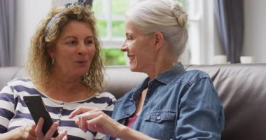 Akıllı telefon kullanan mutlu kıdemli kız arkadaşlarının animasyonu. emeklilik yaşam tarzı, arkadaşlarla ve teknolojiyle kaliteli zaman geçirme.